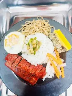 Hình ảnh Cơm tấm thịt xá xíu bì