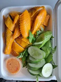 Hình ảnh Nửa con gà ủ muối hoa tiêu chặt sẵn