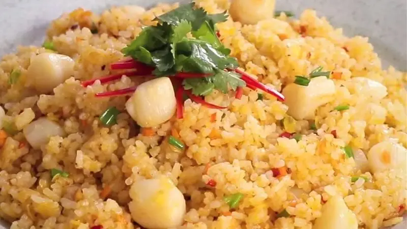 Hình ảnh Cơm chiên sò điệp kèm canh rong biển