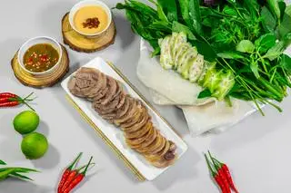 Hình ảnh Bò Cuộn Rau Rừng 2-3 người