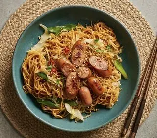 Hình ảnh Mì xào xúc xích