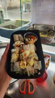 Hình ảnh Bánh tráng phới sương cuộn chấm sốt lava trứng muối
