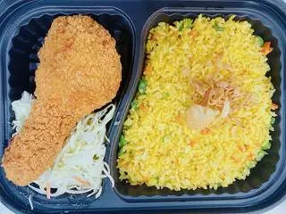 Hình ảnh Cơm đùi gà rán - hồng trà sữa