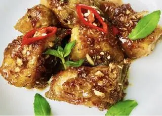 Hình ảnh Cơm Đùi Tỏi Gà Chiên Mắm Tỏi Ớt Đậm Đà