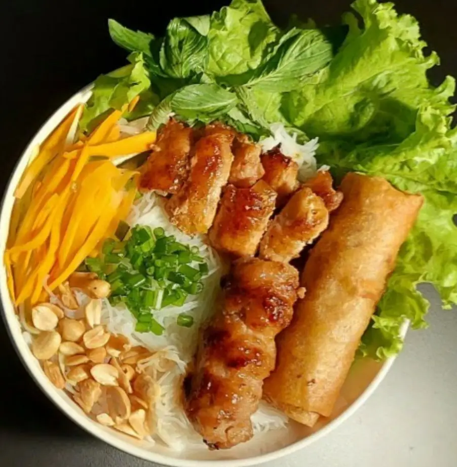 Hình ảnh Bún thịt nướng, chả giò đặc biệt