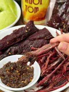 Hình ảnh [XÉ SẴN] THỊT TRÂU GÁC BẾP 500GR KÈM CHẨM CHÉO