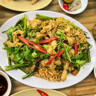 Hình ảnh Mì xào ốc móng tay 