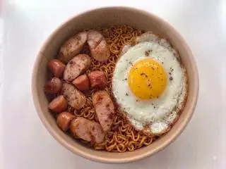 Hình ảnh Mì trộn xúc xích - trứng