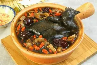 Hình ảnh gà đen Tân ngải cứu 1 con.
