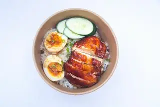 Hình ảnh Cơm gà chiên sốt tương ngọt và trứng ngâm