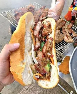 Hình ảnh Bánh Mì Thịt Nướng vs Lá Lốt 