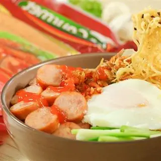 Hình ảnh mì trộn xúc xich trứng long đào
