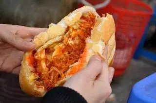 Hình ảnh Bánh mì pate trứng bò khô