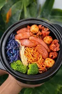Hình ảnh Mì Indomie Trộn Xúc Xích