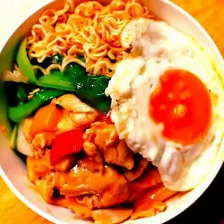Hình ảnh Mì gà xào rau cải - trứng la