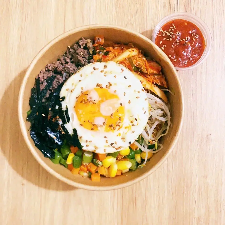 Hình ảnh Cơm trộn Hàn BiBimBap trứng ốp