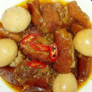 Hình ảnh Cơm Heo Quay Kho Trứng