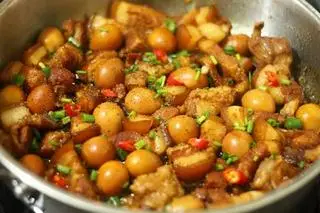 Hình ảnh Cơm thịt kho trứng  + nuớc