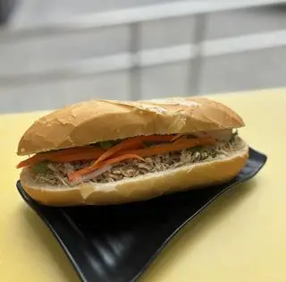 Hình ảnh Bánh mì gà pate