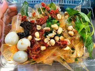 Hình ảnh Bánh tráng trộn thập cẩm full topping có thịt bằm. Tặng 1 ly trà đá (khai trương)