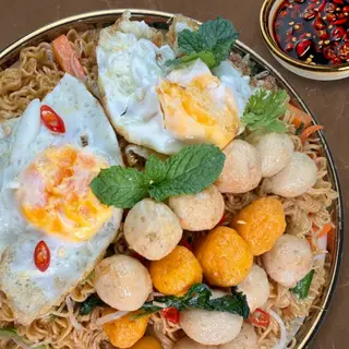 Hình ảnh Mì Xào Cá Viên Chiên Trứng