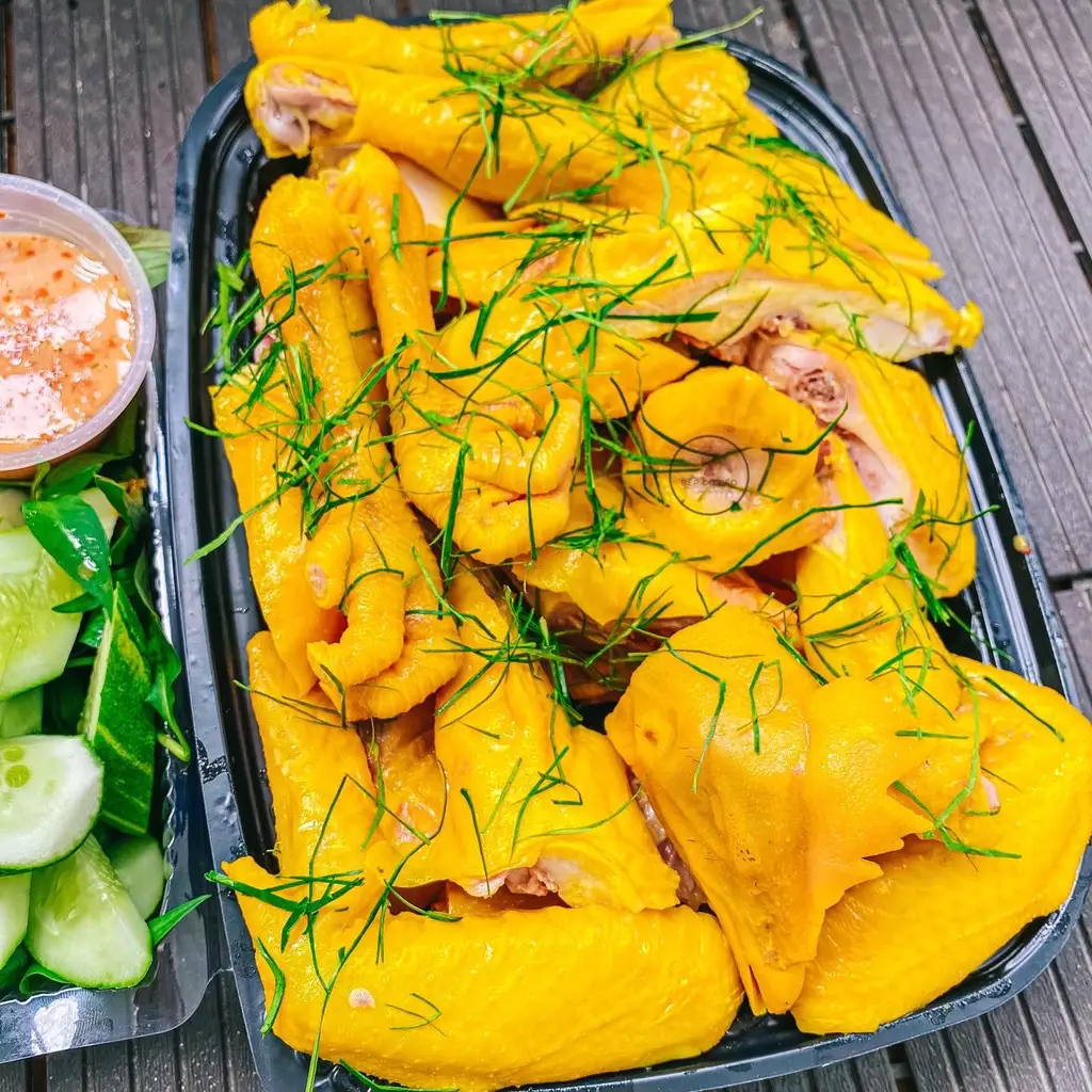 Hình ảnh Gà ủ muối nguyên con Chặt Sẵn để lạnh kèm nước chấm Hải sản