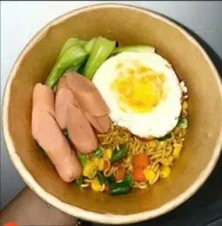 Hình ảnh Mỳ Trộn Indomie + 1 Trứng + Xúc Xích Heo