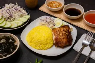 Hình ảnh Cơm Má Đùi Sốt Mắm Tỏi