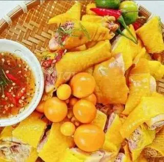 Hình ảnh Nửa con gà ủ muối hoa tiêu ôm trứng - không đầu
