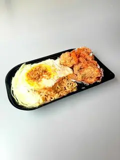 Hình ảnh Mì trộn gà rán trứng chiên (không xương)