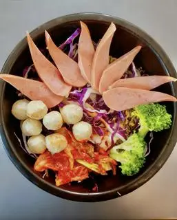 Hình ảnh Mì kim chi xúc xích cá viên
