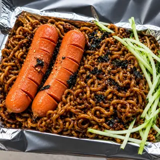 Hình ảnh Mì tương đen xúc xích