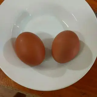Hình ảnh 2 trứng gà luộc hồng đào