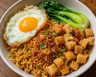 Hình ảnh Mì trộn tóp mỡ kèm trứng ốp la