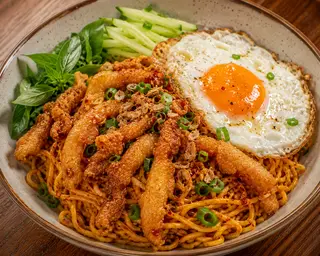 Hình ảnh Mì trộn da gà , ốp la