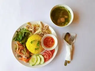 Hình ảnh Cơm gà Ban Mê bóp gỏi + tặng kèm canh