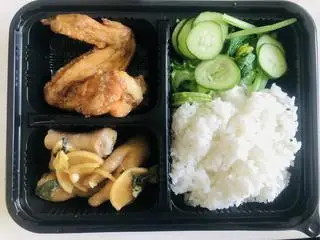 Hình ảnh Cơm cánh gà chiên giòn - chân gà ngâm chua cay