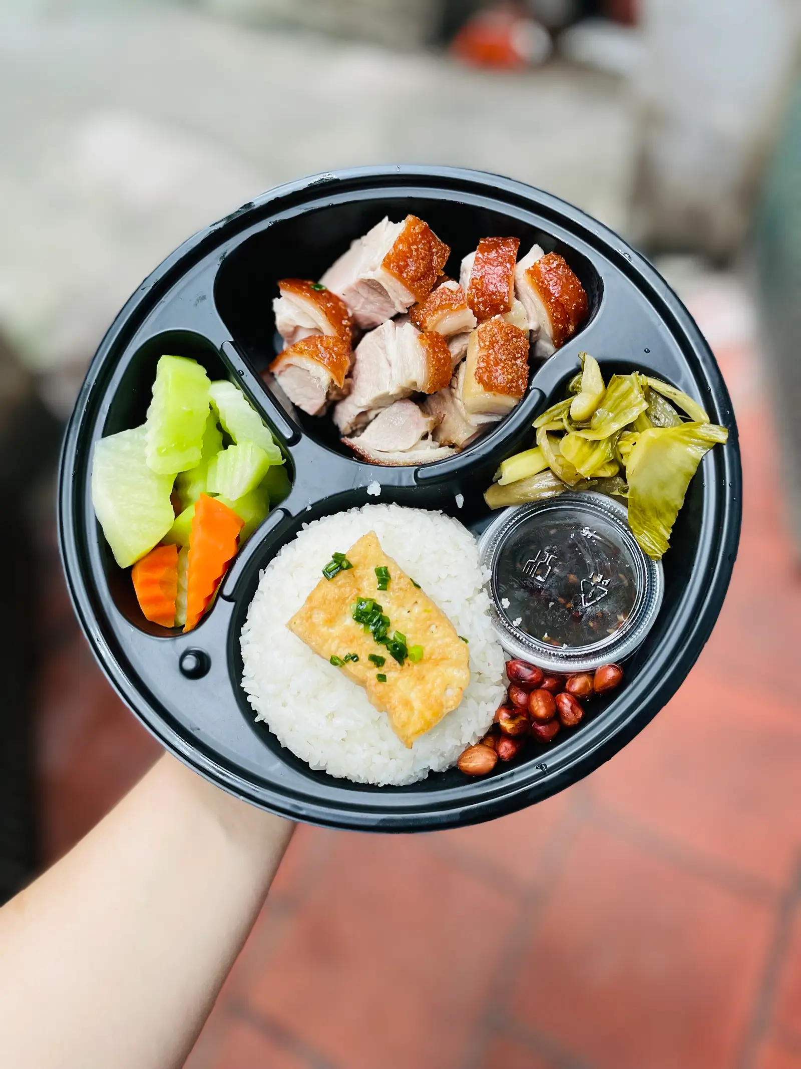 Hình ảnh Cơm Thịt Quay + Dưa Chua