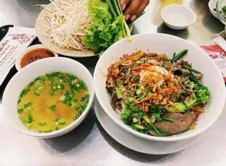 Hình ảnh hủ tiếu khô full topping 