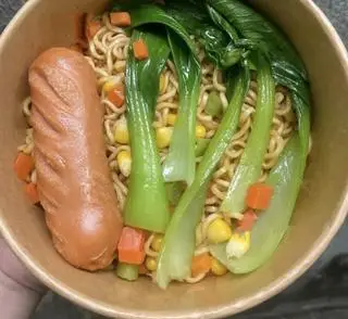 Hình ảnh Mì trộn Indomie Xúc xích