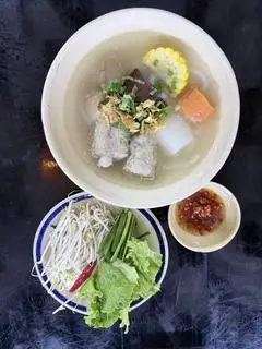 Hình ảnh Bánh canh sườn mộc hoặc bánh canh giò gân mộc