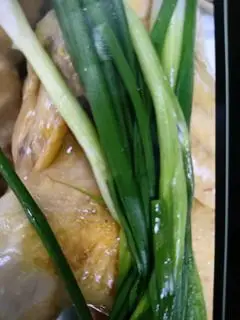 Hình ảnh nguyên con gà hấp hành