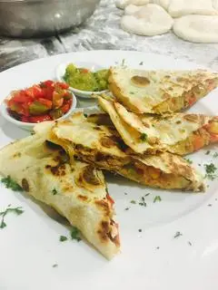 Hình ảnh bánh kẹp phô-mai gà - pulled chicken quesadillas 