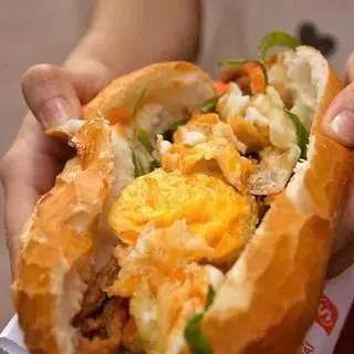 Hình ảnh Bánh mì trứng ốp La 