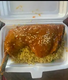 Hình ảnh cơm gà góc tư sốt cay