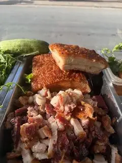 Hình ảnh Bánh mì heo quay