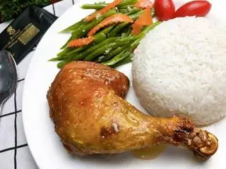 Hình ảnh Gà chiên + đồ xào + canh ( đùi hoặc má đùi) 