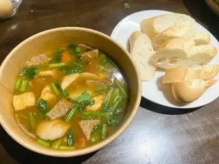 Hình ảnh Sốt vang bò chay kèm bánh mì