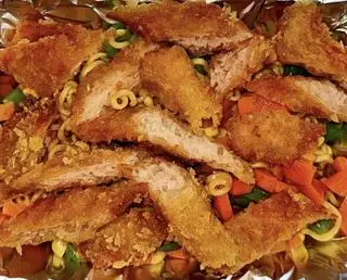 Hình ảnh Mì trộn nem chua rán