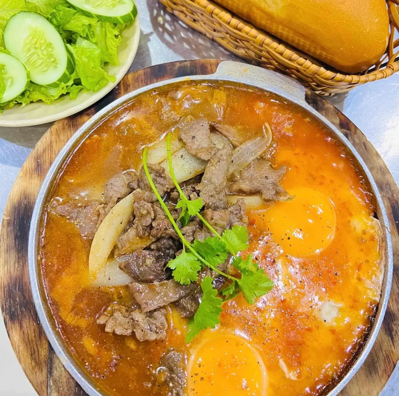 Hình ảnh CHẢO ĐẶC BIỆT ( thịt bò + 2 trứng ốp la)